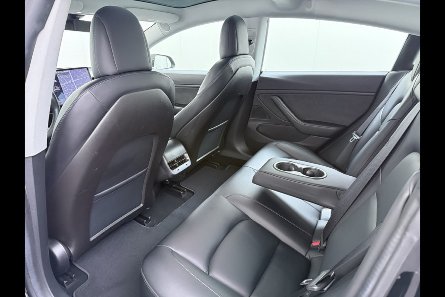 Tesla Model 3 Long Range AWD 75kWh Trekhaak Lmv 18" AutoPilot FSD Leder Panoramadak Adaptive-Cruise Camera's Elektr.-Stuur+Stoelen+Spiegels+Ge Navi LED Comfortstoelen ACC DAB Voorverwarmen interieur via App Keyless One-Pedal-Drive 4WD 1.000KG Trekgewicht Origineel Nederlandse Auto Fabrieksgarantie op Batterij en Motor tot 192.000km/18-11-2027