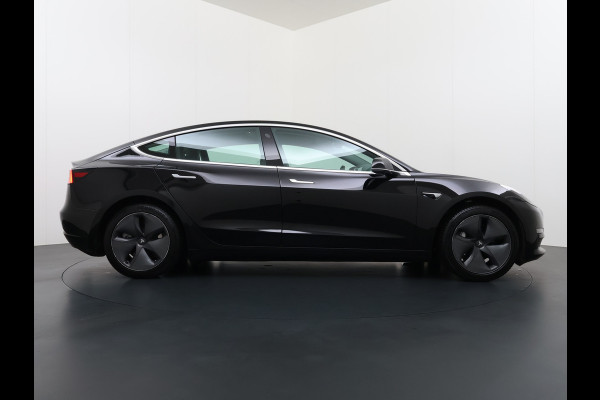 Tesla Model 3 Long Range AWD 75kWh Trekhaak Lmv 18" AutoPilot FSD Leder Panoramadak Adaptive-Cruise Camera's Elektr.-Stuur+Stoelen+Spiegels+Ge Navi LED Comfortstoelen ACC DAB Voorverwarmen interieur via App Keyless One-Pedal-Drive 4WD 1.000KG Trekgewicht Origineel Nederlandse Auto Fabrieksgarantie op Batterij en Motor tot 192.000km/18-11-2027