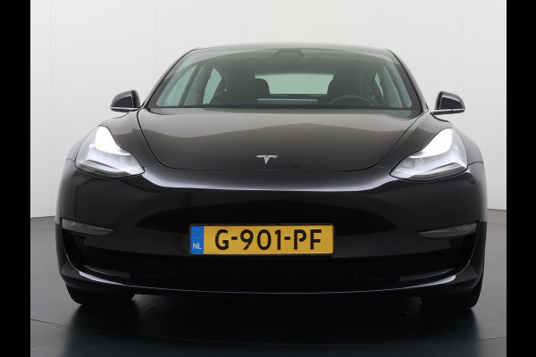 Tesla Model 3 Long Range AWD 75kWh Trekhaak Lmv 18" AutoPilot FSD Leder Panoramadak Adaptive-Cruise Camera's Elektr.-Stuur+Stoelen+Spiegels+Ge Navi LED Comfortstoelen ACC DAB Voorverwarmen interieur via App Keyless One-Pedal-Drive 4WD 1.000KG Trekgewicht Origineel Nederlandse Auto Fabrieksgarantie op Batterij en Motor tot 192.000km/18-11-2027
