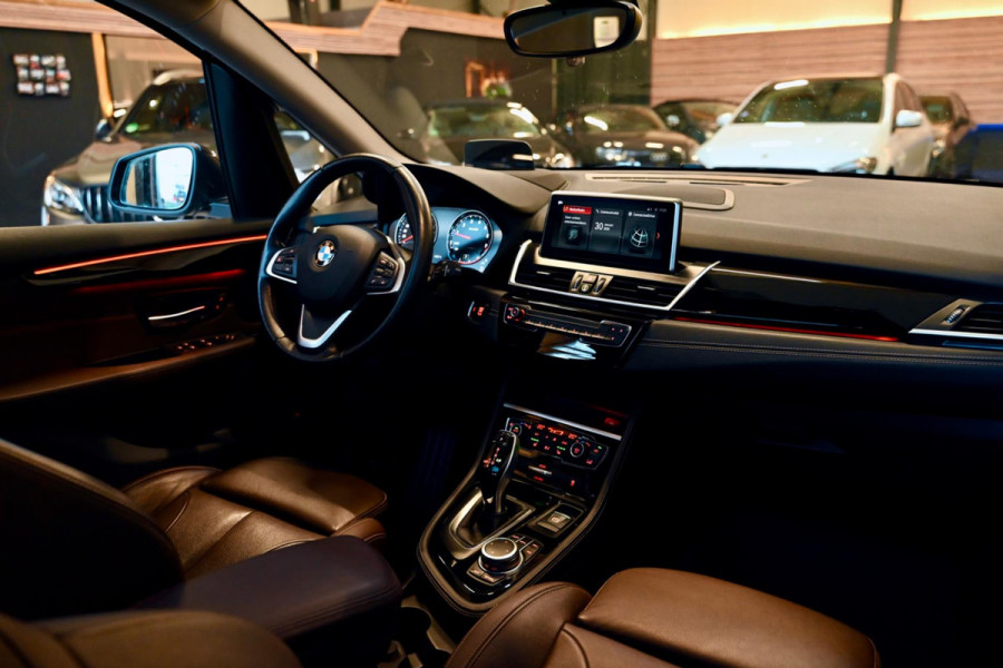 BMW 2 Serie Active Tourer 220i - Leer - Keyless Entry - Stuurverwarming - Panoramadak - Trekhaak -