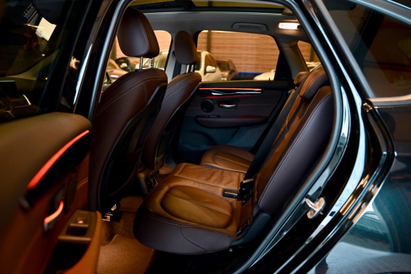 BMW 2 Serie Active Tourer 220i - Leer - Keyless Entry - Stuurverwarming - Panoramadak - Trekhaak -