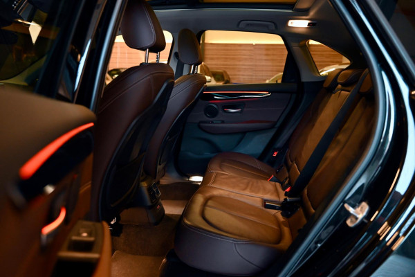 BMW 2 Serie Active Tourer 220i - Leer - Keyless Entry - Stuurverwarming - Panoramadak - Trekhaak -