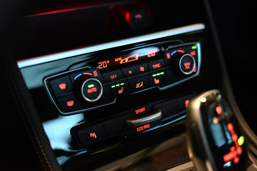 BMW 2 Serie Active Tourer 220i - Leer - Keyless Entry - Stuurverwarming - Panoramadak - Trekhaak -