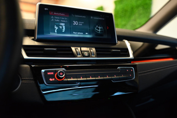 BMW 2 Serie Active Tourer 220i - Leer - Keyless Entry - Stuurverwarming - Panoramadak - Trekhaak -