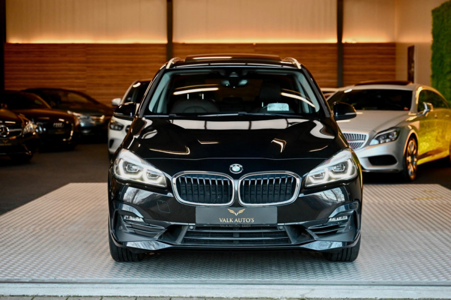 BMW 2 Serie Active Tourer 220i - Leer - Keyless Entry - Stuurverwarming - Panoramadak - Trekhaak -