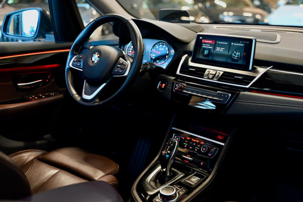 BMW 2 Serie Active Tourer 220i - Leer - Keyless Entry - Stuurverwarming - Panoramadak - Trekhaak -