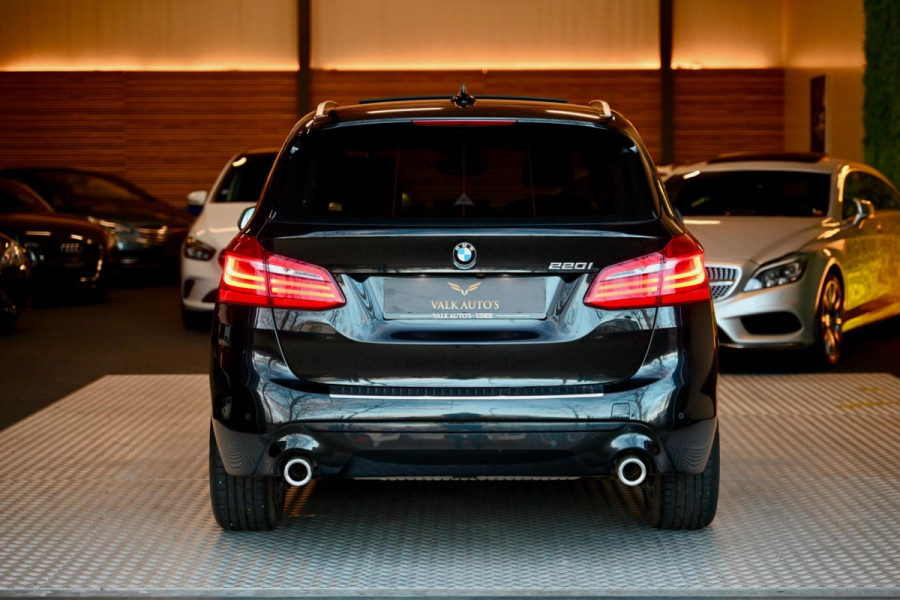 BMW 2 Serie Active Tourer 220i - Leer - Keyless Entry - Stuurverwarming - Panoramadak - Trekhaak -