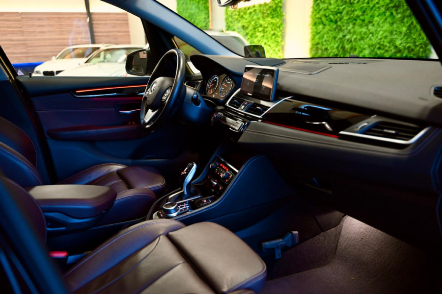 BMW 2 Serie Active Tourer 220i - Leer - Keyless Entry - Stuurverwarming - Panoramadak - Trekhaak -