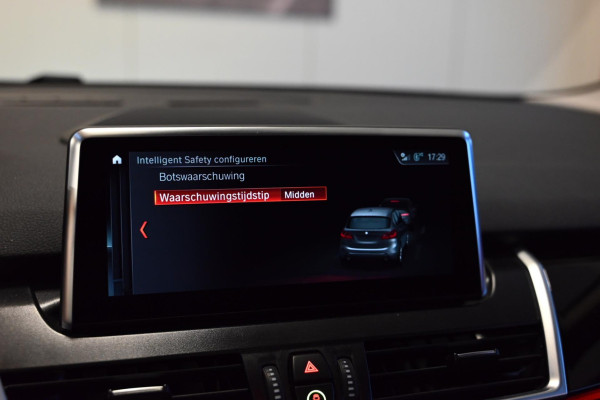 BMW 2 Serie Active Tourer 220i - Leer - Keyless Entry - Stuurverwarming - Panoramadak - Trekhaak -