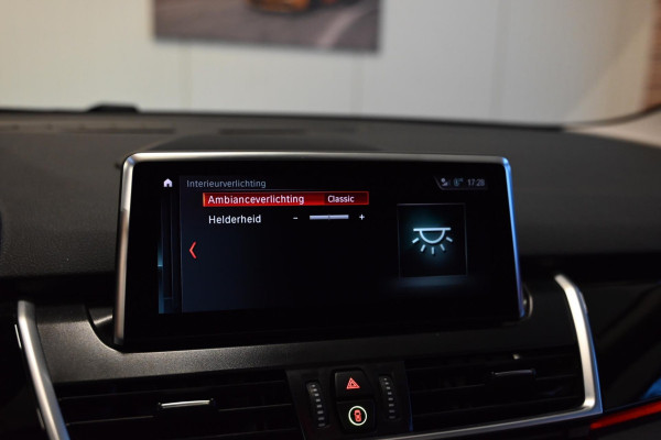 BMW 2 Serie Active Tourer 220i - Leer - Keyless Entry - Stuurverwarming - Panoramadak - Trekhaak -