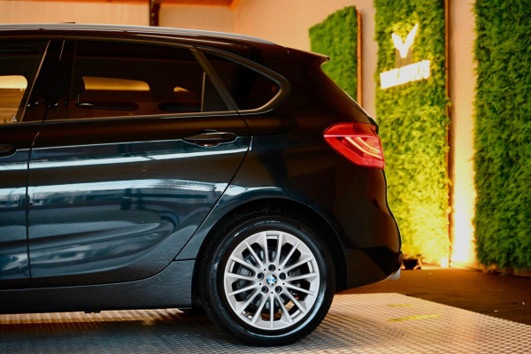 BMW 2 Serie Active Tourer 220i - Leer - Keyless Entry - Stuurverwarming - Panoramadak - Trekhaak -