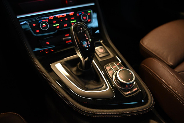 BMW 2 Serie Active Tourer 220i - Leer - Keyless Entry - Stuurverwarming - Panoramadak - Trekhaak -
