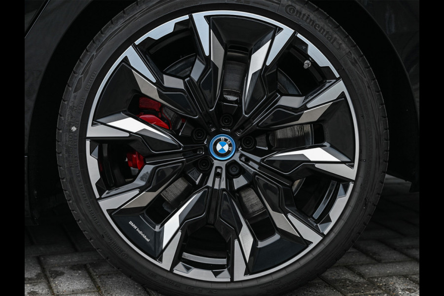 BMW 5 Serie 550e xDrive M Sport pro · Driving Assistant Professional · Stoel verwarming en ventilatie · Adaptive Suspension · Iconic Glow ·