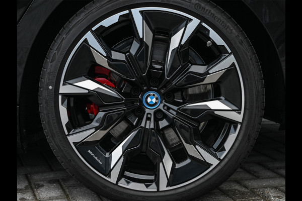 BMW 5 Serie 550e xDrive M Sport pro · Driving Assistant Professional · Stoel verwarming en ventilatie · Adaptive Suspension · Iconic Glow ·