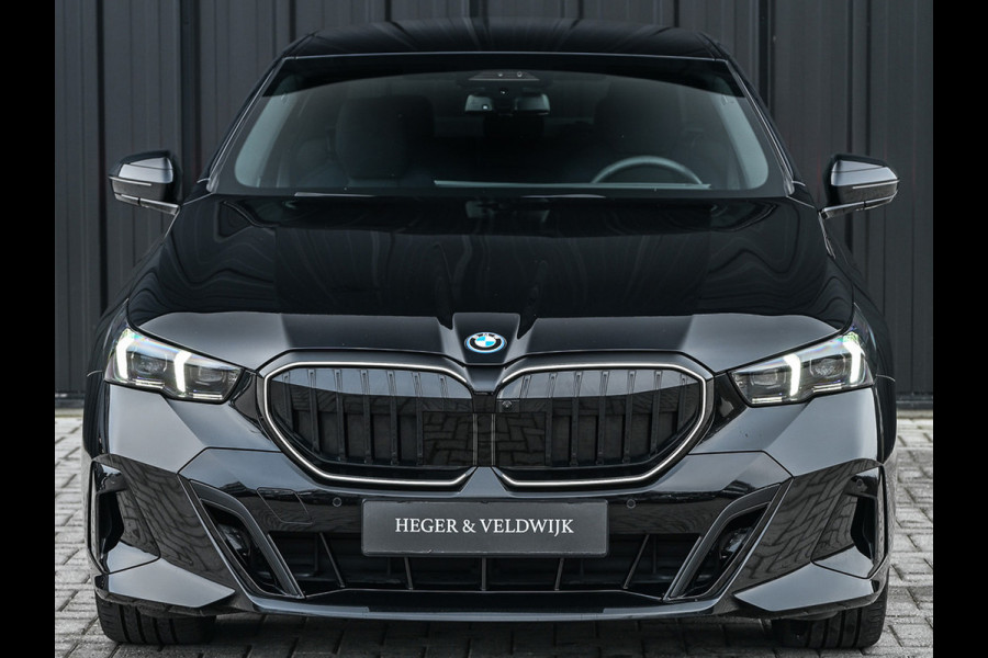 BMW 5 Serie 550e xDrive M Sport pro · Driving Assistant Professional · Stoel verwarming en ventilatie · Adaptive Suspension · Iconic Glow ·