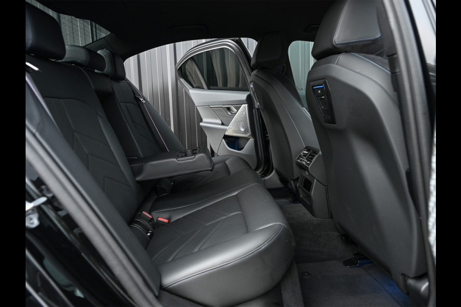 BMW 5 Serie 550e xDrive M Sport pro · Driving Assistant Professional · Stoel verwarming en ventilatie · Adaptive Suspension · Iconic Glow ·