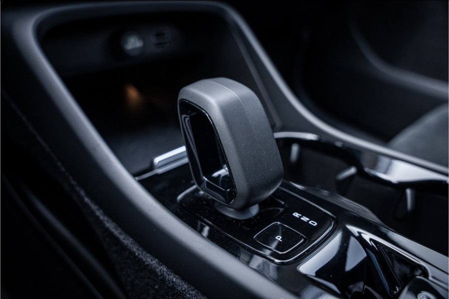 Volvo XC40 T4 Recharge Ultimate Dark ** Panodak ** Harman/Kardon ** Memory