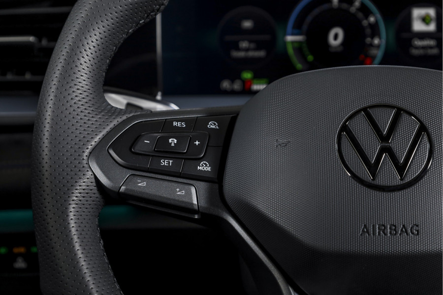 Volkswagen Tayron 1.5 eHybrid 272 PK R-Line Edition | Black Style Pakket | S/K-Panodak | Dig. Cockpit | Adapt. Cruise | Stoel-+Stuurverw. | Camera | App. Connect | ECC | Elek. Klep | LM 20" |