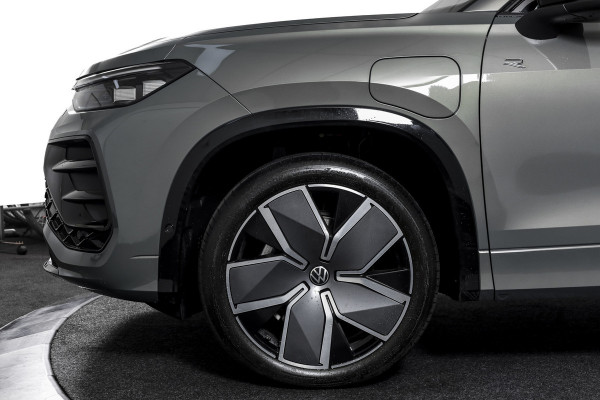 Volkswagen Tayron 1.5 eHybrid 272 PK R-Line Edition | Black Style Pakket | S/K-Panodak | Dig. Cockpit | Adapt. Cruise | Stoel-+Stuurverw. | Camera | App. Connect | ECC | Elek. Klep | LM 20" |
