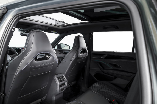 Volkswagen Tayron 1.5 eHybrid 272 PK R-Line Edition | Black Style Pakket | S/K-Panodak | Dig. Cockpit | Adapt. Cruise | Stoel-+Stuurverw. | Camera | App. Connect | ECC | Elek. Klep | LM 20" |