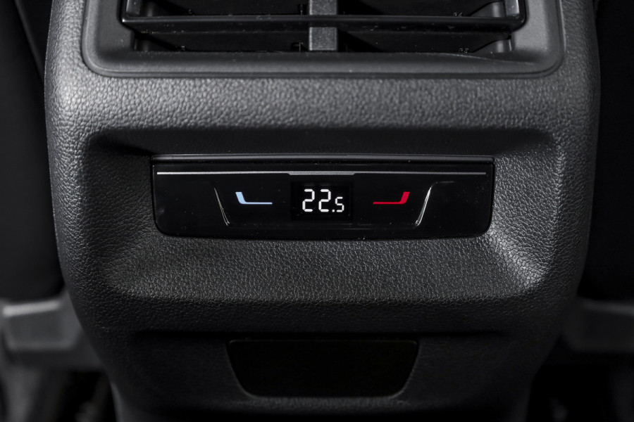 Volkswagen Tayron 1.5 eHybrid 272 PK R-Line Edition | Black Style Pakket | S/K-Panodak | Dig. Cockpit | Adapt. Cruise | Stoel-+Stuurverw. | Camera | App. Connect | ECC | Elek. Klep | LM 20" |