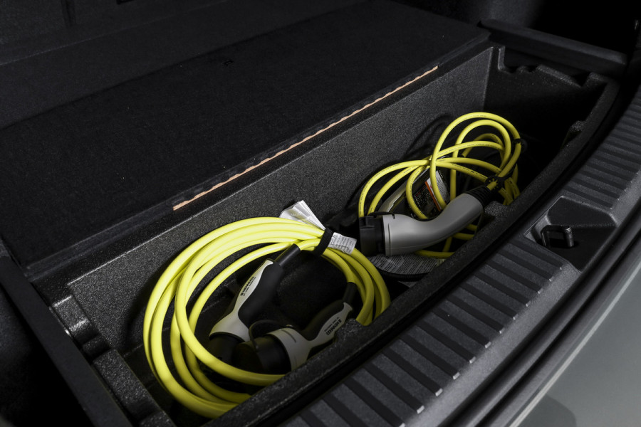 Volkswagen Tayron 1.5 eHybrid 272 PK R-Line Edition | Black Style Pakket | S/K-Panodak | Dig. Cockpit | Adapt. Cruise | Stoel-+Stuurverw. | Camera | App. Connect | ECC | Elek. Klep | LM 20" |