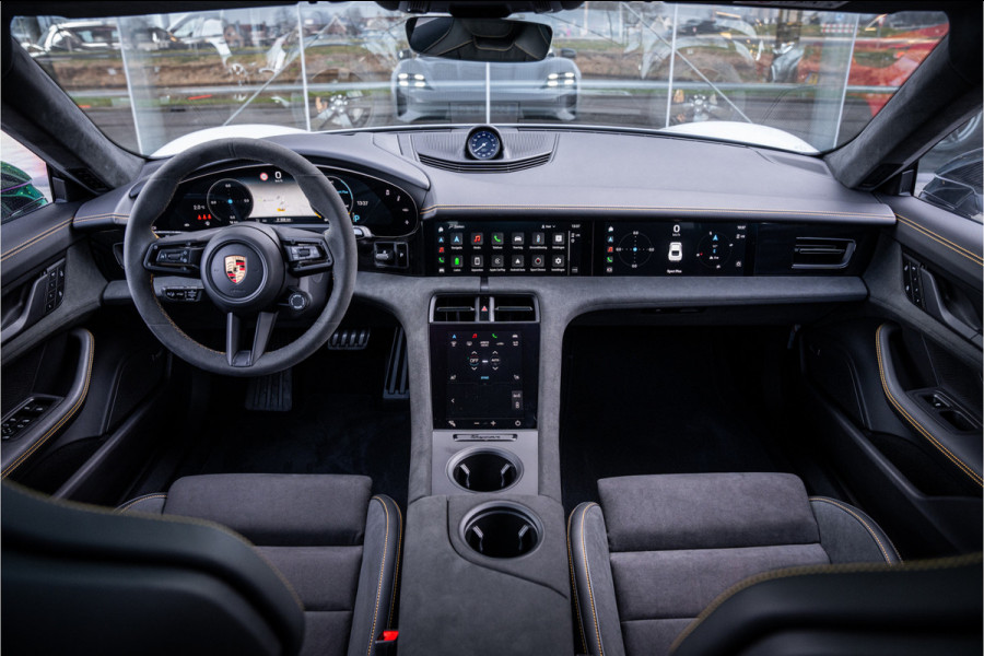 Porsche Taycan GTS 93 kWh ** PCCB ** PDLS+ ** HUD ** Panodak ** Sport Design Carbon ** 4WS NP 190K ** Rijbereik tot 504km (WLTP)