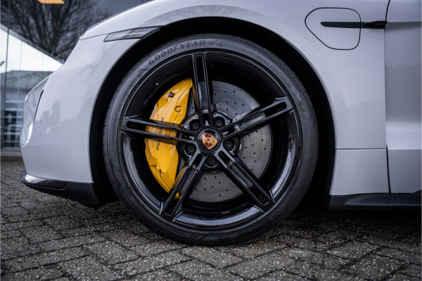 Porsche Taycan GTS 93 kWh ** PCCB ** PDLS+ ** HUD ** Panodak ** Sport Design Carbon ** 4WS NP 190K ** Rijbereik tot 504km (WLTP)