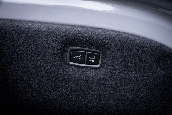 Porsche Taycan GTS 93 kWh ** PCCB ** PDLS+ ** HUD ** Panodak ** Sport Design Carbon ** 4WS NP 190K ** Rijbereik tot 504km (WLTP)