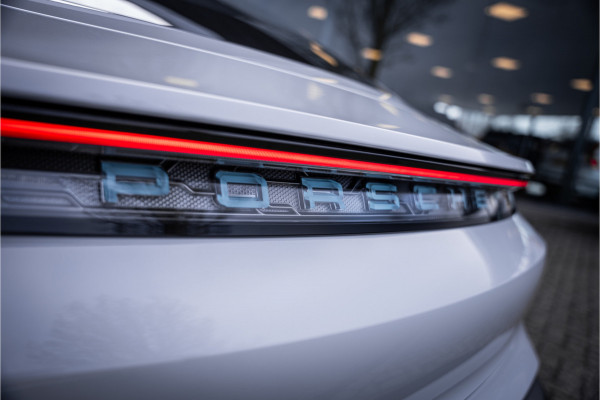 Porsche Taycan GTS 93 kWh ** PCCB ** PDLS+ ** HUD ** Panodak ** Sport Design Carbon ** 4WS NP 190K ** Rijbereik tot 504km (WLTP)