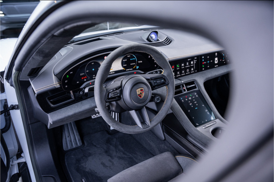 Porsche Taycan GTS 93 kWh ** PCCB ** PDLS+ ** HUD ** Panodak ** Sport Design Carbon ** 4WS NP 190K ** Rijbereik tot 504km (WLTP)