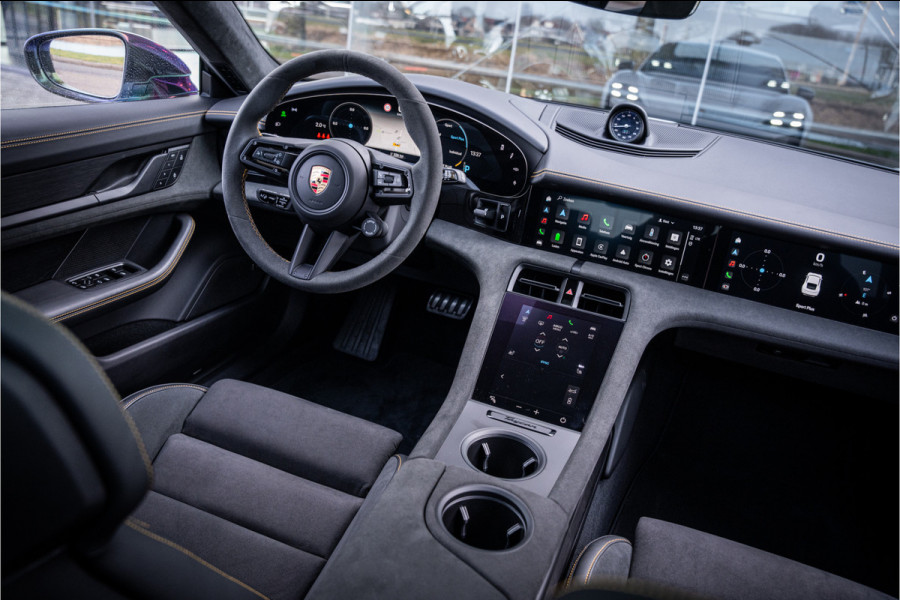 Porsche Taycan GTS 93 kWh ** PCCB ** PDLS+ ** HUD ** Panodak ** Sport Design Carbon ** 4WS NP 190K ** Rijbereik tot 504km (WLTP)