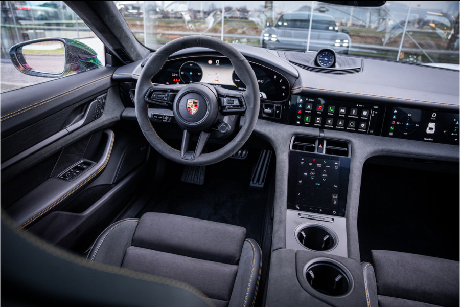 Porsche Taycan GTS 93 kWh ** PCCB ** PDLS+ ** HUD ** Panodak ** Sport Design Carbon ** 4WS NP 190K ** Rijbereik tot 504km (WLTP)