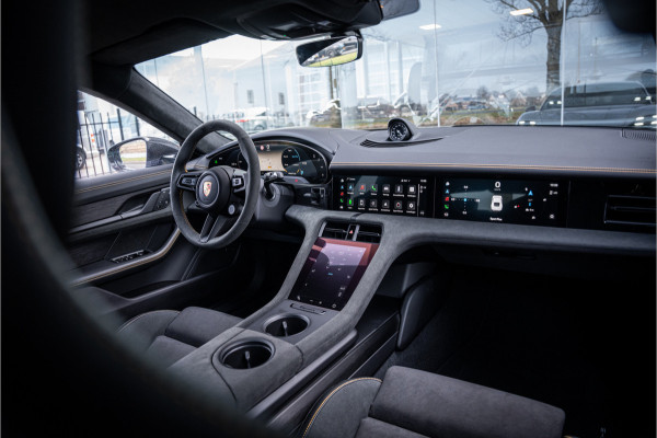 Porsche Taycan GTS 93 kWh ** PCCB ** PDLS+ ** HUD ** Panodak ** Sport Design Carbon ** 4WS NP 190K ** Rijbereik tot 504km (WLTP)