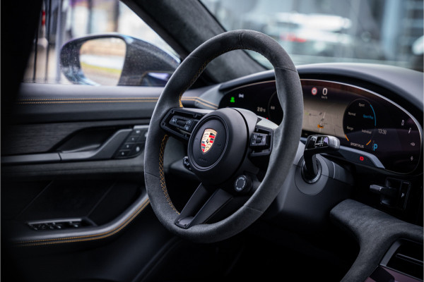 Porsche Taycan GTS 93 kWh ** PCCB ** PDLS+ ** HUD ** Panodak ** Sport Design Carbon ** 4WS NP 190K ** Rijbereik tot 504km (WLTP)