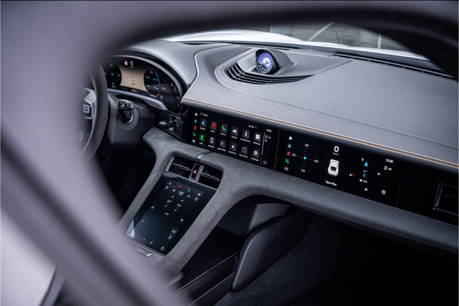 Porsche Taycan GTS 93 kWh ** PCCB ** PDLS+ ** HUD ** Panodak ** Sport Design Carbon ** 4WS NP 190K ** Rijbereik tot 504km (WLTP)