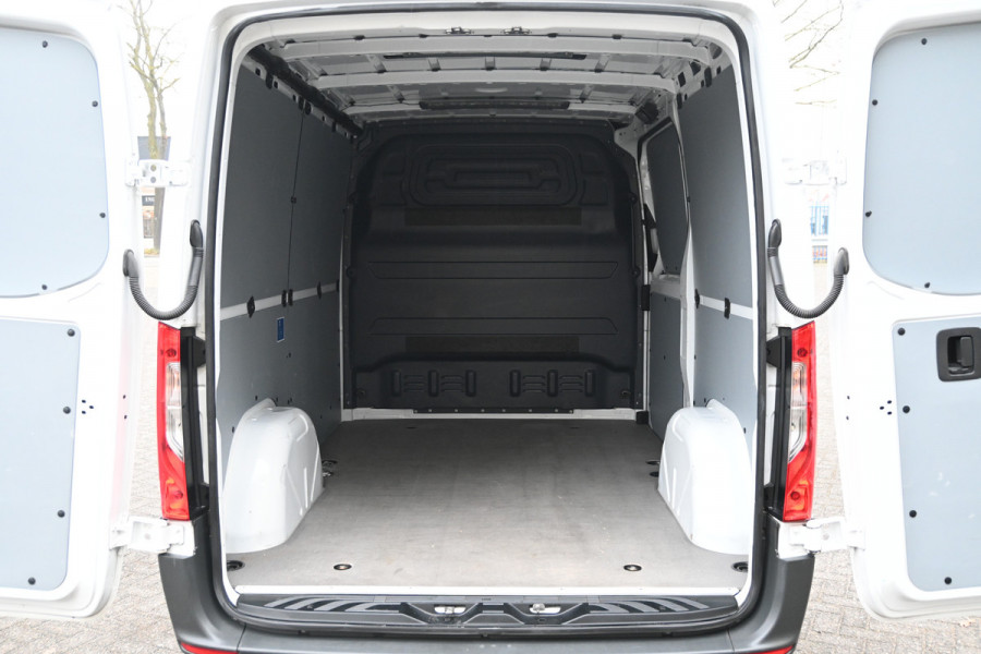 Mercedes-Benz Sprinter 211 CDI L1H1 FWD 3000 kg Trekgewicht, MBUX navigatie met parkeerpakket, Etc.