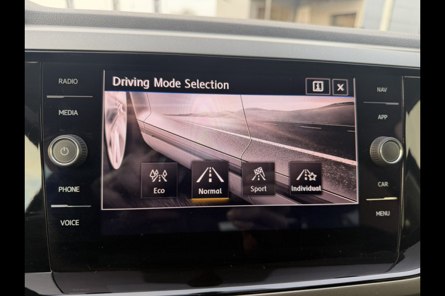 Volkswagen Polo 1.0 TSI Comfortline Business | Carplay | Camera | Virtual Cockpit | PDC | Navi