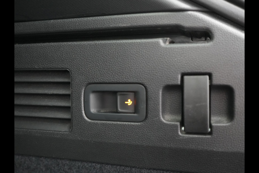 Volkswagen Arteon Shooting Brake 1.4 TSI eHybrid R-Line Business+ Plug In Hybrid 218pk Dealer O.H PHEV | Panodak | Trekhaak af Fabriek | Adaptive Cruise |  Lederen Sportstoelen Massage & Memory | 360 Camera | Head Up | Stuurverwarming | Virtual | BLIS |