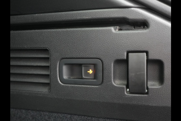 Volkswagen Arteon Shooting Brake 1.4 TSI eHybrid R-Line Business+ Plug In Hybrid 218pk Dealer O.H PHEV | Panodak | Trekhaak af Fabriek | Adaptive Cruise |  Lederen Sportstoelen Massage & Memory | 360 Camera | Head Up | Stuurverwarming | Virtual | BLIS |