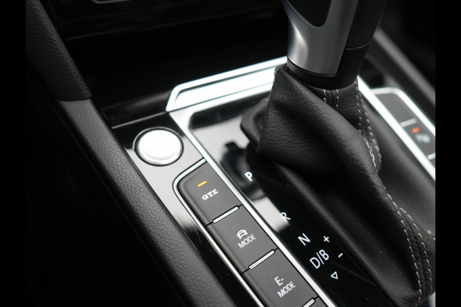 Volkswagen Arteon Shooting Brake 1.4 TSI eHybrid R-Line Business+ Plug In Hybrid 218pk Dealer O.H PHEV | Panodak | Trekhaak af Fabriek | Adaptive Cruise |  Lederen Sportstoelen Massage & Memory | 360 Camera | Head Up | Stuurverwarming | Virtual | BLIS |