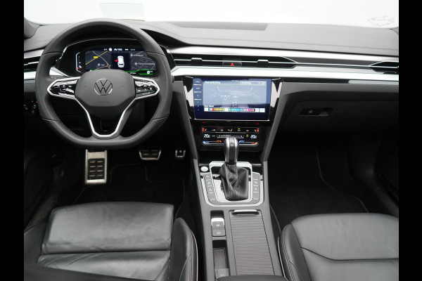 Volkswagen Arteon Shooting Brake 1.4 TSI eHybrid R-Line Business+ Plug In Hybrid 218pk Dealer O.H PHEV | Panodak | Trekhaak af Fabriek | Adaptive Cruise |  Lederen Sportstoelen Massage & Memory | 360 Camera | Head Up | Stuurverwarming | Virtual | BLIS |