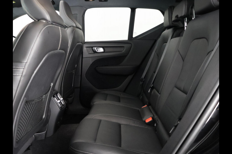 Volvo XC40 P8 AWD R-DESIGN ACCU SOH 93% GARANTIE 11-2030* BEREIK 462 KM WLTP. NL AUTO. BIJNA 2021.PARKEERSENSOREN V+A . 360 CAMERA V+A . APPLE CARPLAY & ADNROID AUTO . STOEL -EN STUURVERWARMING