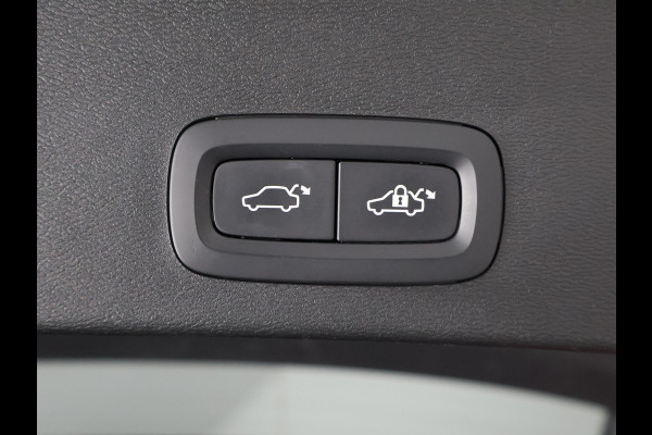 Volvo XC40 P8 AWD R-DESIGN ACCU SOH 93% GARANTIE 11-2030* BEREIK 462 KM WLTP. NL AUTO. BIJNA 2021.PARKEERSENSOREN V+A . 360 CAMERA V+A . APPLE CARPLAY & ADNROID AUTO . STOEL -EN STUURVERWARMING