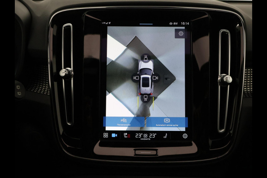 Volvo XC40 P8 AWD R-DESIGN ACCU SOH 93% GARANTIE 11-2030* BEREIK 462 KM WLTP. NL AUTO. BIJNA 2021.PARKEERSENSOREN V+A . 360 CAMERA V+A . APPLE CARPLAY & ADNROID AUTO . STOEL -EN STUURVERWARMING