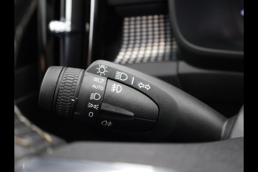 Volvo XC40 P8 AWD R-DESIGN ACCU SOH 93% GARANTIE 11-2030* BEREIK 462 KM WLTP. NL AUTO. BIJNA 2021.PARKEERSENSOREN V+A . 360 CAMERA V+A . APPLE CARPLAY & ADNROID AUTO . STOEL -EN STUURVERWARMING