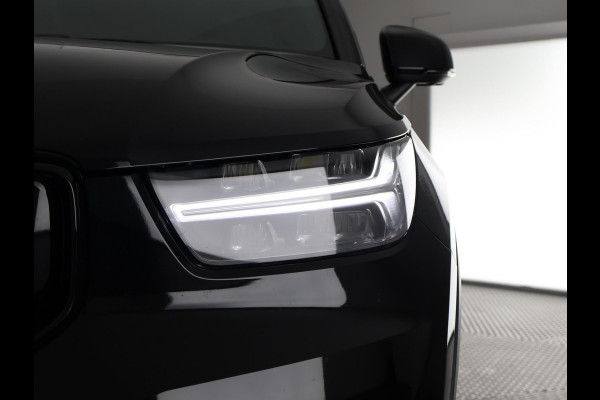 Volvo XC40 P8 AWD R-DESIGN ACCU SOH 93% GARANTIE 11-2030* BEREIK 462 KM WLTP. NL AUTO. BIJNA 2021.PARKEERSENSOREN V+A . 360 CAMERA V+A . APPLE CARPLAY & ADNROID AUTO . STOEL -EN STUURVERWARMING