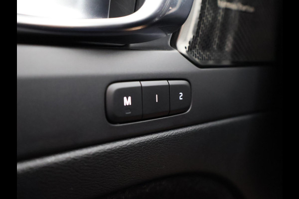 Volvo XC40 P8 AWD R-DESIGN ACCU SOH 93% GARANTIE 11-2030* BEREIK 462 KM WLTP. NL AUTO. BIJNA 2021.PARKEERSENSOREN V+A . 360 CAMERA V+A . APPLE CARPLAY & ADNROID AUTO . STOEL -EN STUURVERWARMING