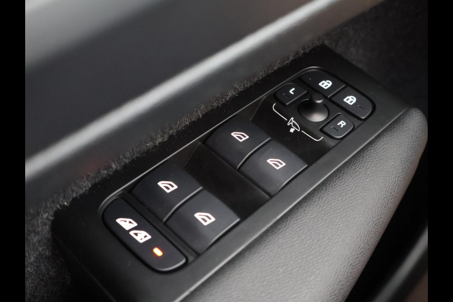 Volvo XC40 P8 AWD R-DESIGN ACCU SOH 93% GARANTIE 11-2030* BEREIK 462 KM WLTP. NL AUTO. BIJNA 2021.PARKEERSENSOREN V+A . 360 CAMERA V+A . APPLE CARPLAY & ADNROID AUTO . STOEL -EN STUURVERWARMING