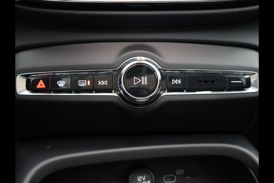 Volvo XC40 P8 AWD R-DESIGN ACCU SOH 93% GARANTIE 11-2030* BEREIK 462 KM WLTP. NL AUTO. BIJNA 2021.PARKEERSENSOREN V+A . 360 CAMERA V+A . APPLE CARPLAY & ADNROID AUTO . STOEL -EN STUURVERWARMING